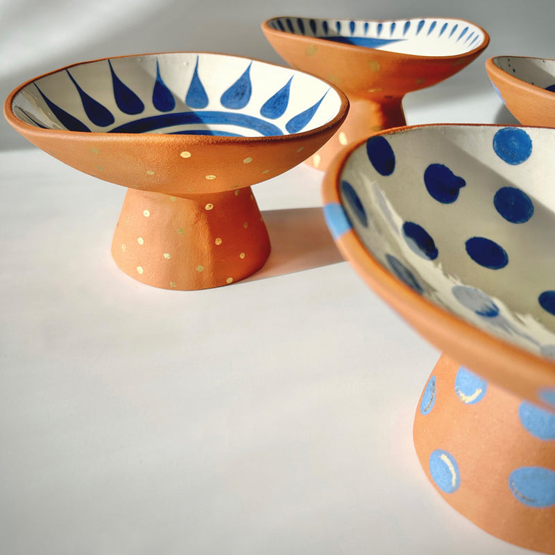Ici beyaz disi toprak rengi mavi ve altin desenli ayakli kaseler_Footed ceramic bowls with patterns