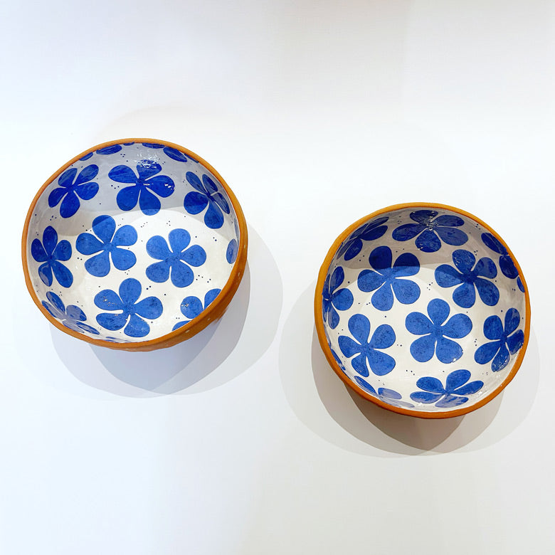 Ici beyaz ustune mavi cicekli iki adet seramik salata kasesi_Two white ceramic salad bowls with blue flower patterns inside
