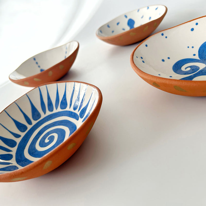Ici beyaz ustune mavi desenli disi toprak rengi kaseler_Ceramic bowls with artistic patterns