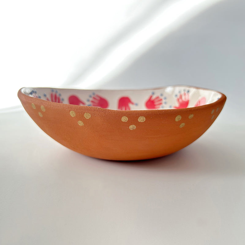 Ici kirmizi desenli seramik kasenin disindaki altin rengi benekler_Golden color spots on the outer edge of the ceramic bowl