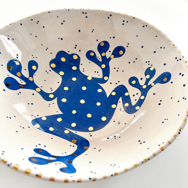 Icinde altin rengi benekli mavi kurbaga deseni olan kase_Bowl with gold spotted blue frog pattern