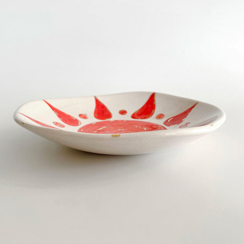 Icinde kirmizi gunes deseni olan el yapimi tabak_Handmade plate with red sun pattern inside