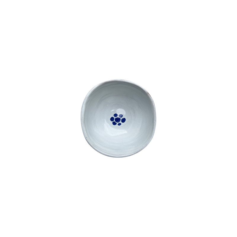 Icinde lacivert noktali deseni olan beyaz kucuk kase_White small bowl with navy blue dotted pattern inside