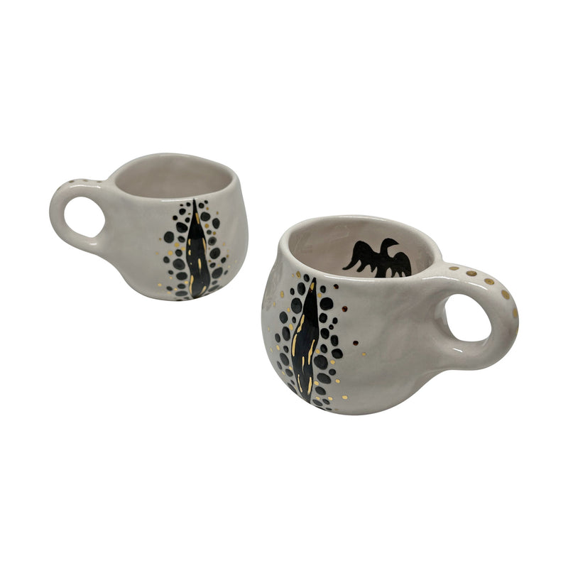 Iki adet beyaz ustune siyah desenli sisman kupa_Two fat white mugs with black pattern