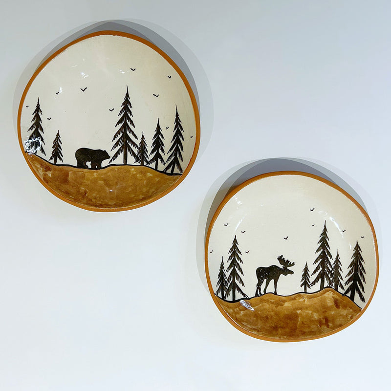 Iki adet ormandaki ayi ve geyik desenli tabak_Two plates with a bear and deer figure in the woods