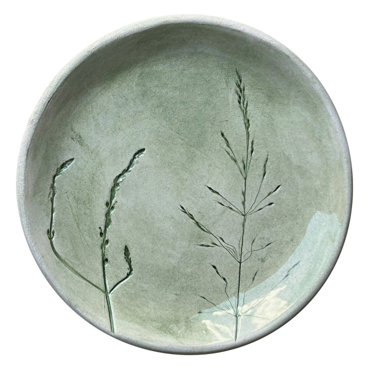 Iki farkli ince ot preslenerek suslenmis kir temali yesil tabak_Prairie themed green small plate decorated by pressing thin plants