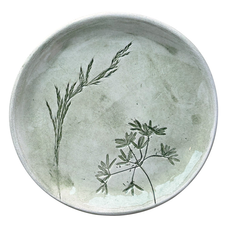 Iki farkli kir bitkisi preslenerek suslenmis kucuk yesil tabak_Small green plate decorated by pressing two different prairie plants