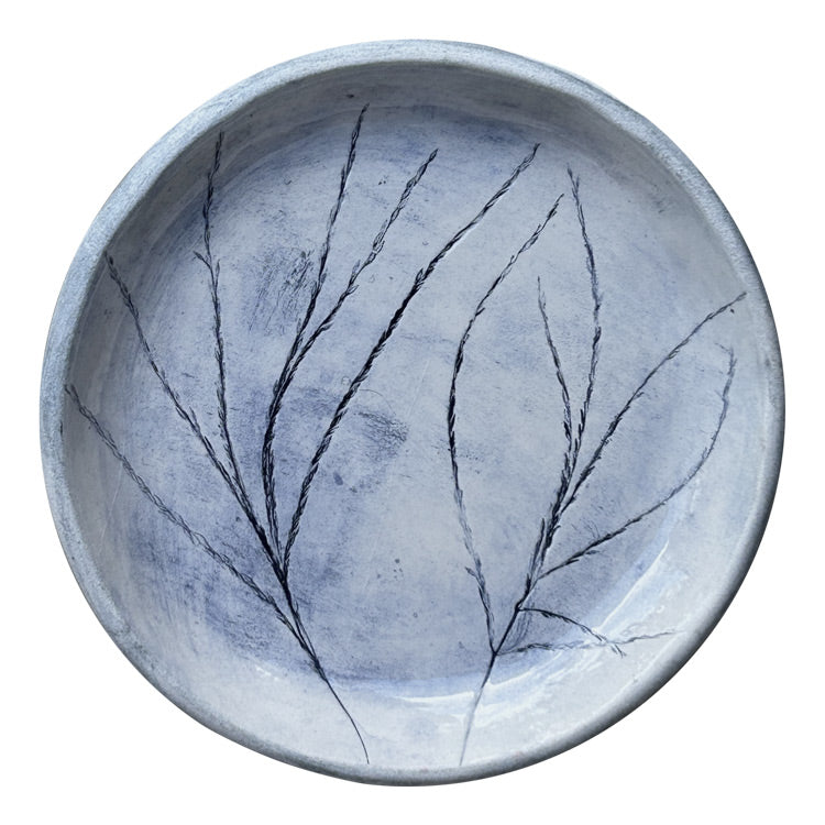 Ince dalli bitkilerle suslenmis alacali mavi ufak seramik tabak_Mottled blue ceramic plate with thin branched plants pressed