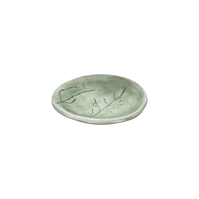 Ince ince otlar basilarak suslenmis yesil kucuk kurabiye tabagi_Green small cookie plate decorated by pressing thin plants