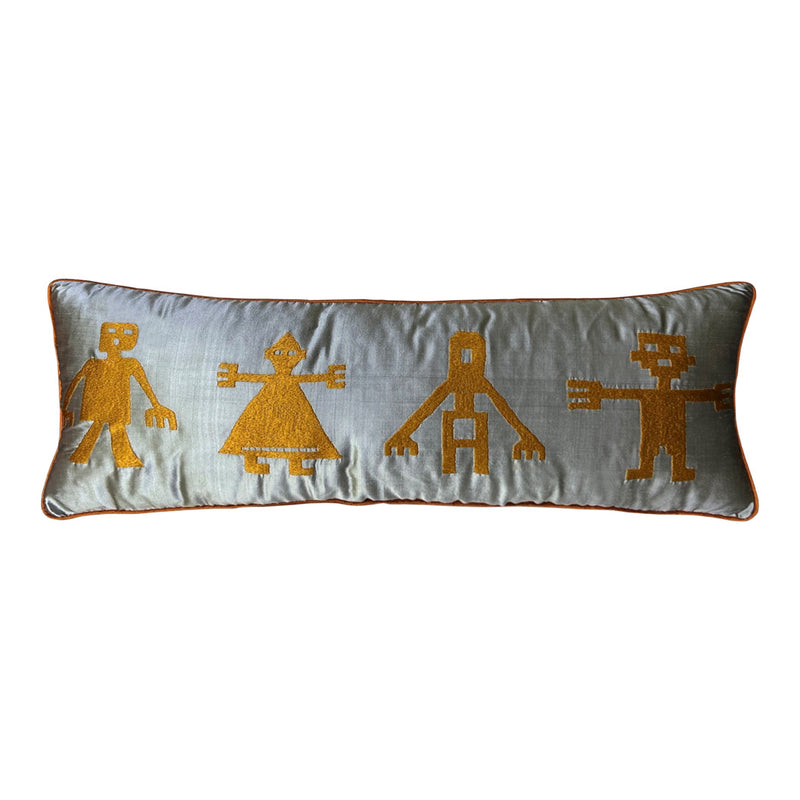 Insan motifli tasarim odullu ipek yastik_Design awarded silk cushion with human motifs