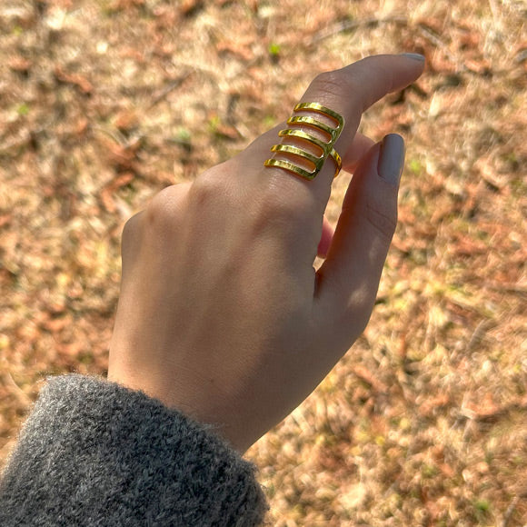 Isaret parmaginda el parmak tarak motifli yuzuk_Gold plated ring with hand finger and comb motif on the index finger