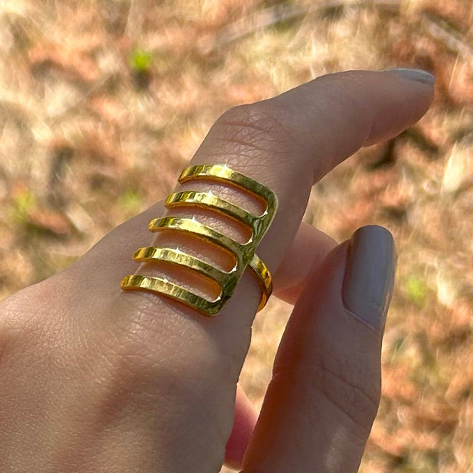 Isaret parmaginda el parmak tarak motifli yuzuk_Gold plated ring with hand finger and comb motif on the index finger