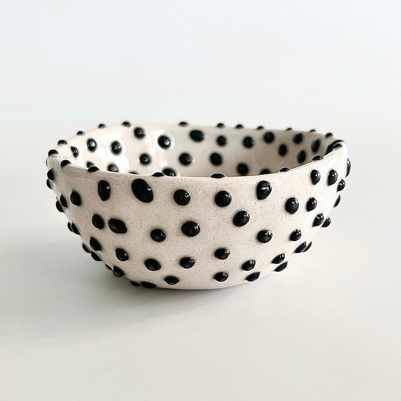 Kabartmali siyah benekleri olan kucuk beyaz cerez kasesi_Small white bowl with black embossed dots