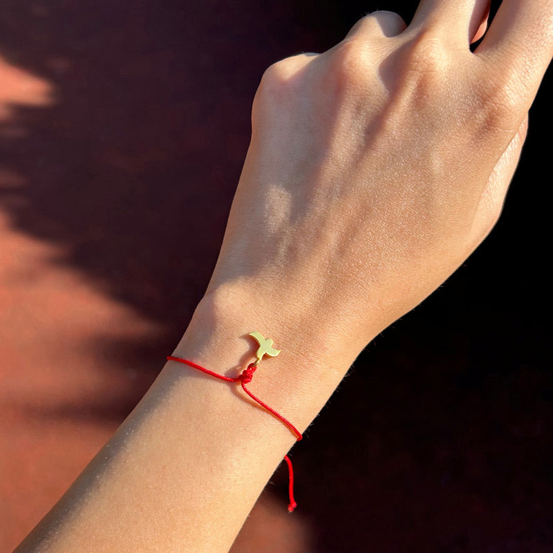 Kadin bileginde kus motifi Afyon kokenli kirmizi ipli bileklik_Red string bracelet with bird motif on woman wrist  