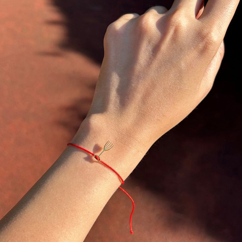 Kadin bileginde kuvvet kudret sembolu el parmak tarak motifli kirmizi ipli bileklik_Red string bracelet with hand finger and comb motif on woman s wrist