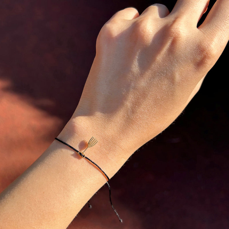 Kadin bileginde kuvvet kudret sembolu el parmak tarak motifli siyah ipli bileklik_Black string bracelet with hand finger and comb motif on woman s wrist