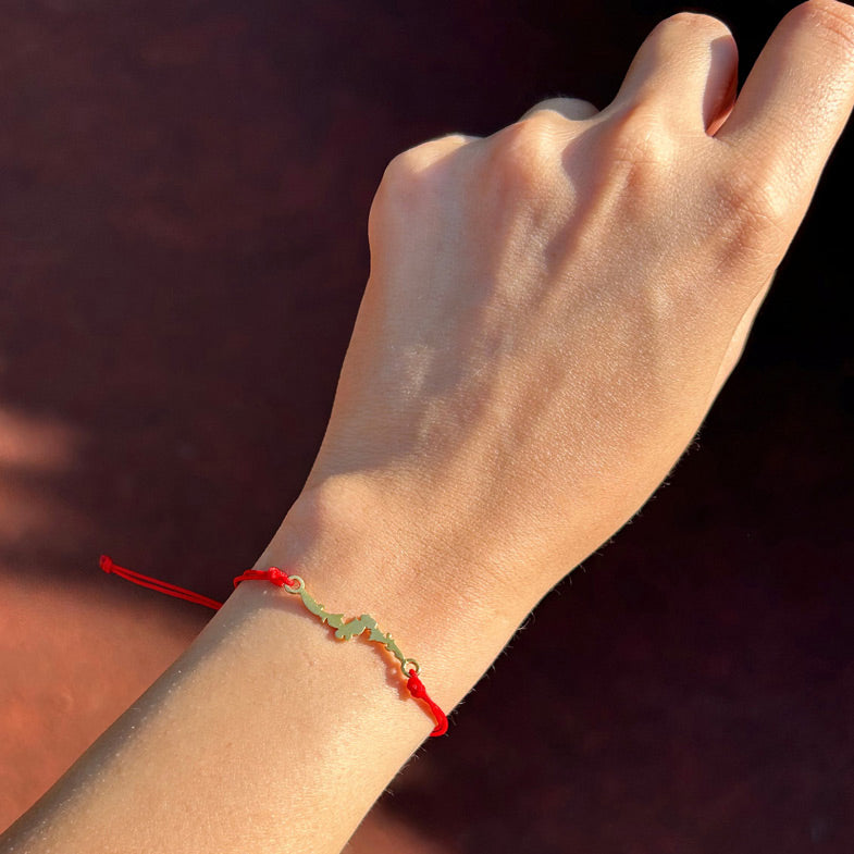 Kadin bileginde yilan ejder motifli kirmizi ipli tasarim bileklik_Red string designer bracelet with serpent dragon motif on woman wrist