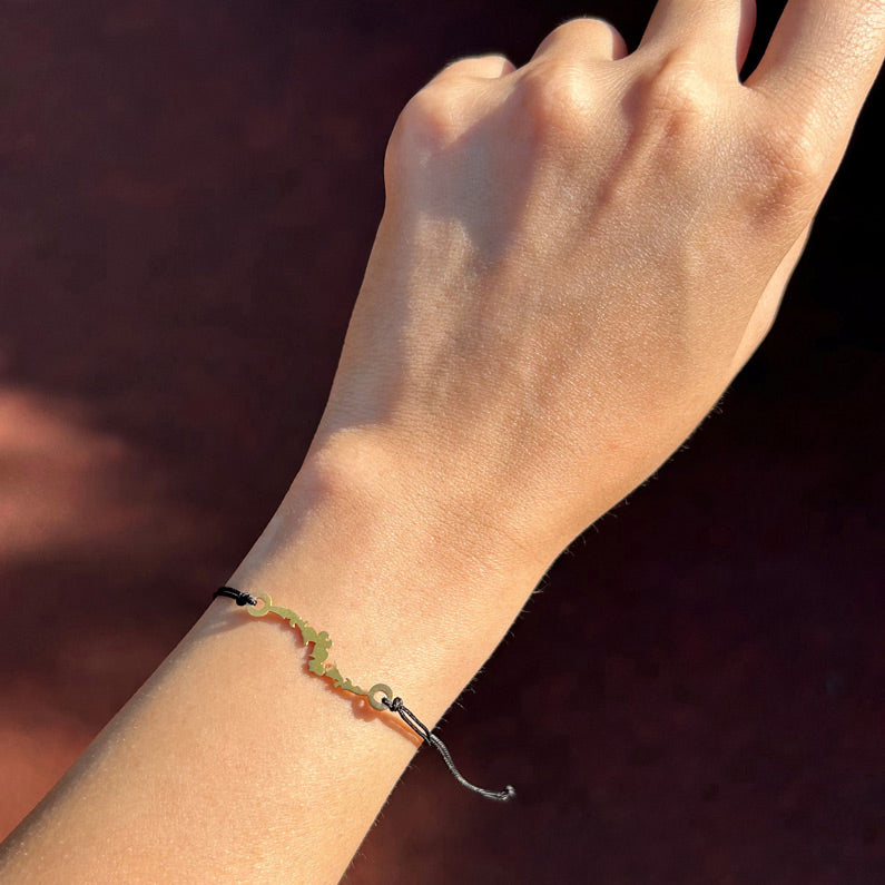 Kadin bileginde yilan ejder motifli siyah ipli tasarim bileklik_Black string designer bracelet with serpent dragon motif on woman wrist