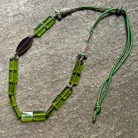 Kahverengi ve fistik yesili cam boncuklu puskullu kolye_Designer necklace with brown and lime green glass beads_1