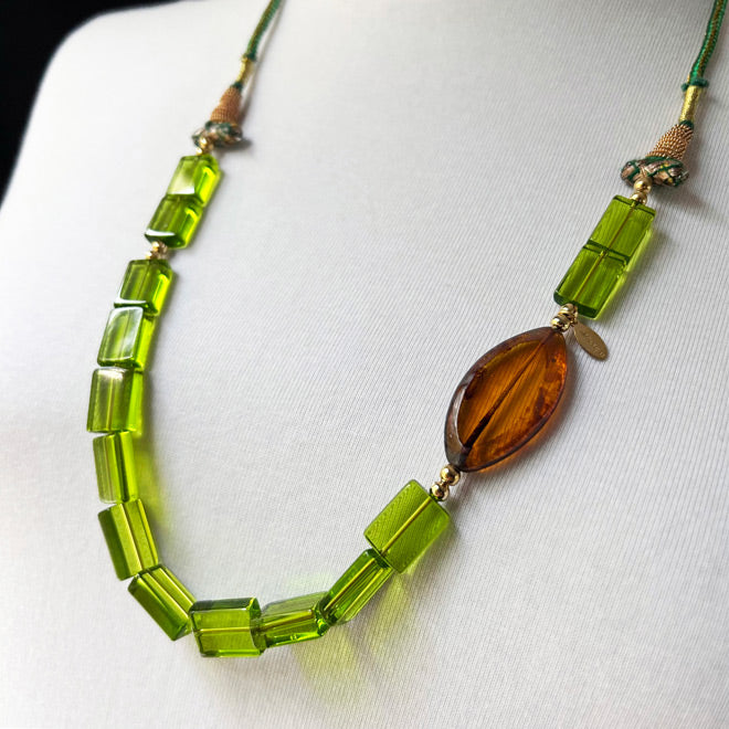 Kahverengi ve fistik yesili cam boncuklu tasarim kolye_Designer necklace with brown and lime green glass beads