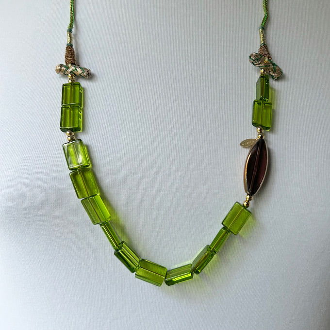 Kahverengi ve fistik yesili cam boncuklu tasarim kolye_Tasseled necklace with brown and lime green glass beads