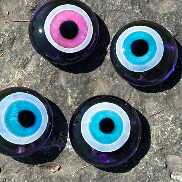 Kayada biri pembeli dort adet mor nazar boncugu_Four purple eye beads one of which contains pink