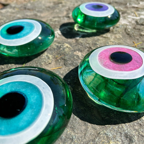 Kayada biri pembeli dort adet yesil buyuk goz boncugu_Four green glass amulets