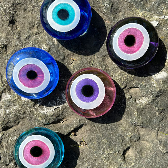 Kayada mor mavi pembe nazar boncuklari_Purple blue pink evil eye beads