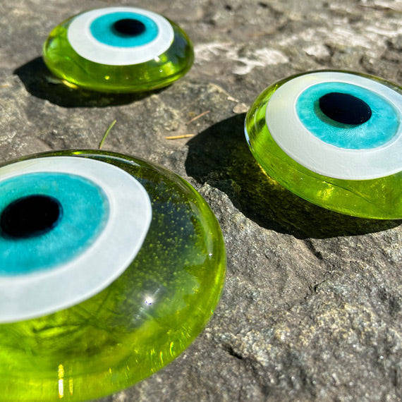 Kayada uc adet acik yesil cam ev aksesuari_Three lime green glass evil eye beads