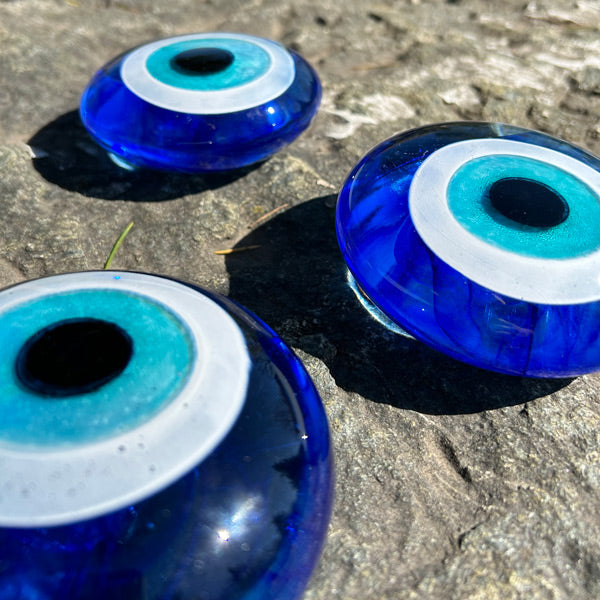 Kayada uc tane koyu mavi ofis aksesuari nazar boncugu_Office accessory three cobalt blue eye beads