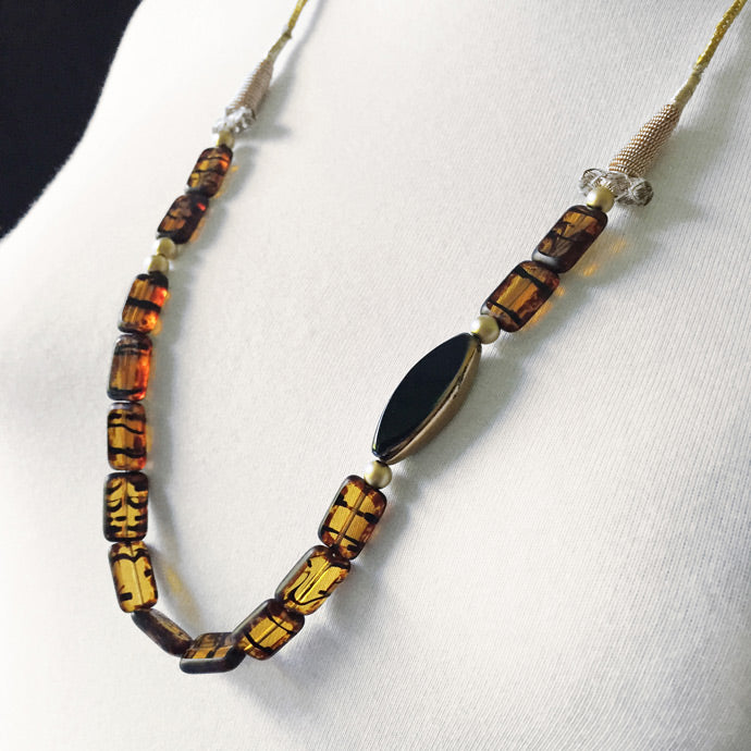 Kehribar rengi desenli boncuklu Atolye 11 kolye_Necklace with patterned amber colored bead