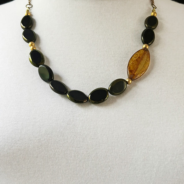 Kehribar rengi ve siyah boncuklu el yapimi kolye_Handmade necklace with amber color and black beads
