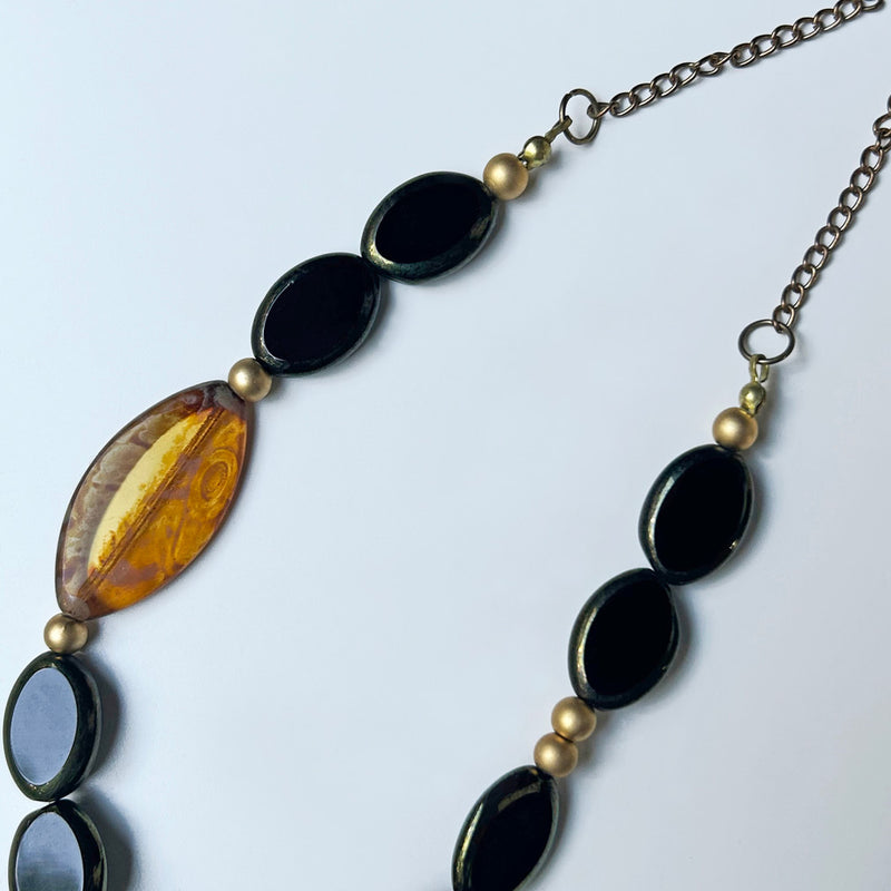 Kehribar rengi ve siyah boncuklu el yapimi kolye_Handmade necklace with amber color and black beads
