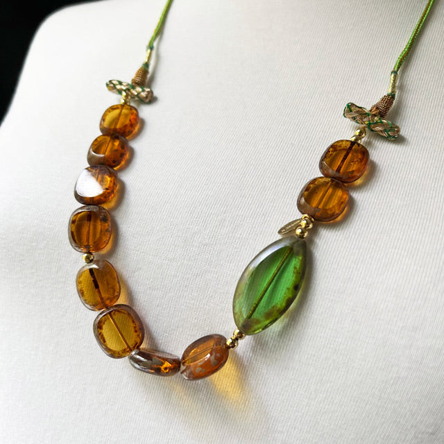 Kehribar rengi ve yesil cam boncuklu tasarim kolye_Designer necklace with amber color and green glass beads