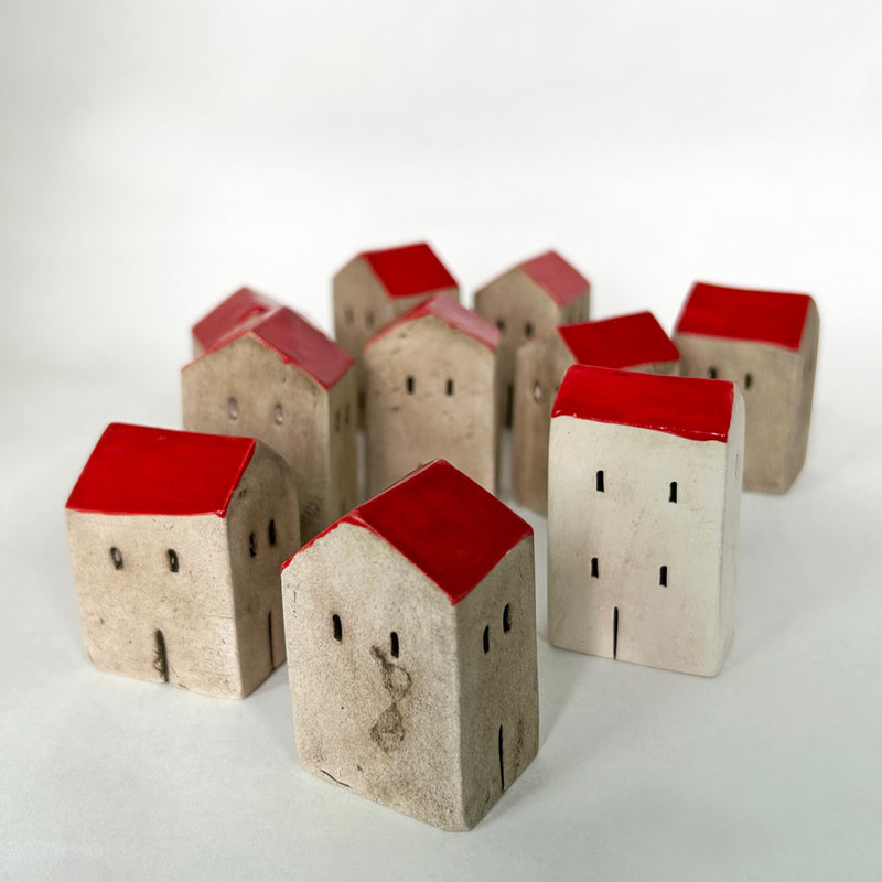 Kirmizi catili kucuk seramik evler_Small ceramic houses with red roofs