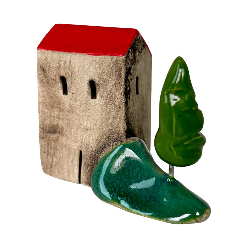 Kirmizi catili ve agacli kucuk seramik ev_Small handmade ceramic house with a tree and red roof