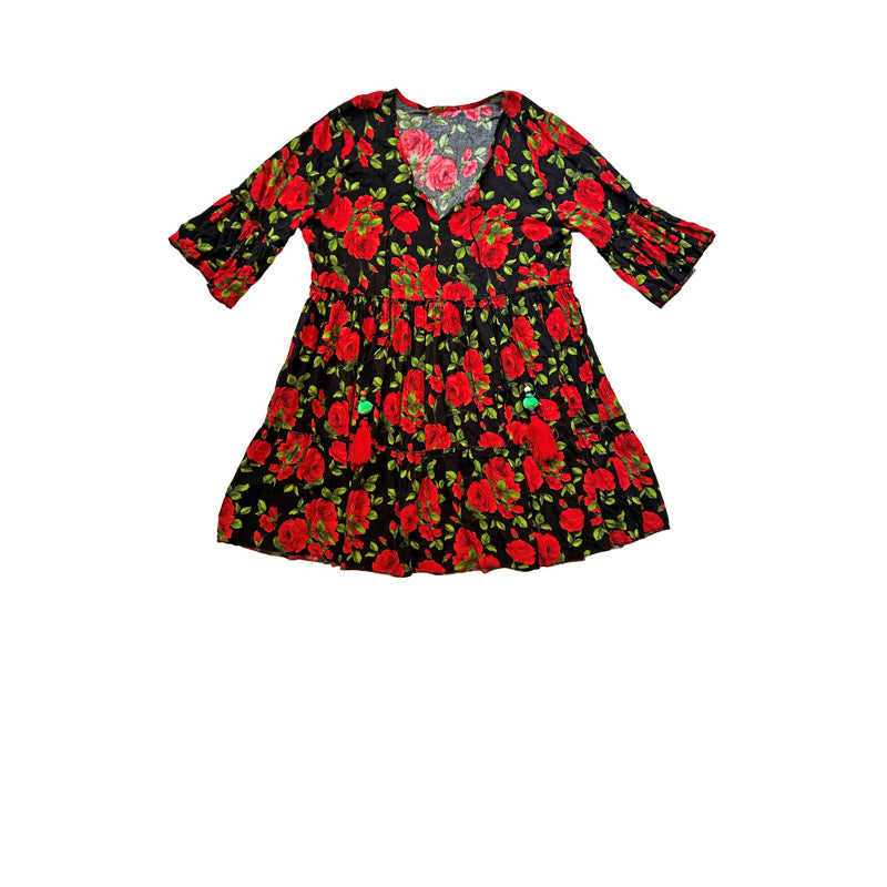 Kirmizi gul desenli siyah klos kisa elbise_Black flared short dress with red rose pattern