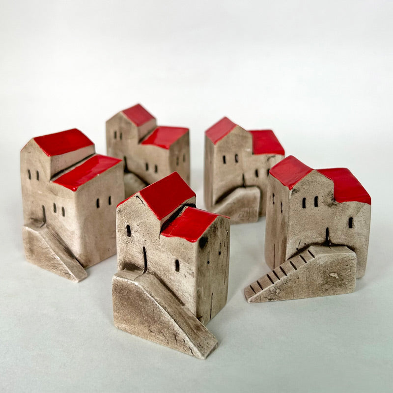 Kirmizi iki catili ve merdivenli kucuk seramik evler_Small ceramic houses with stairs and red double roofs
