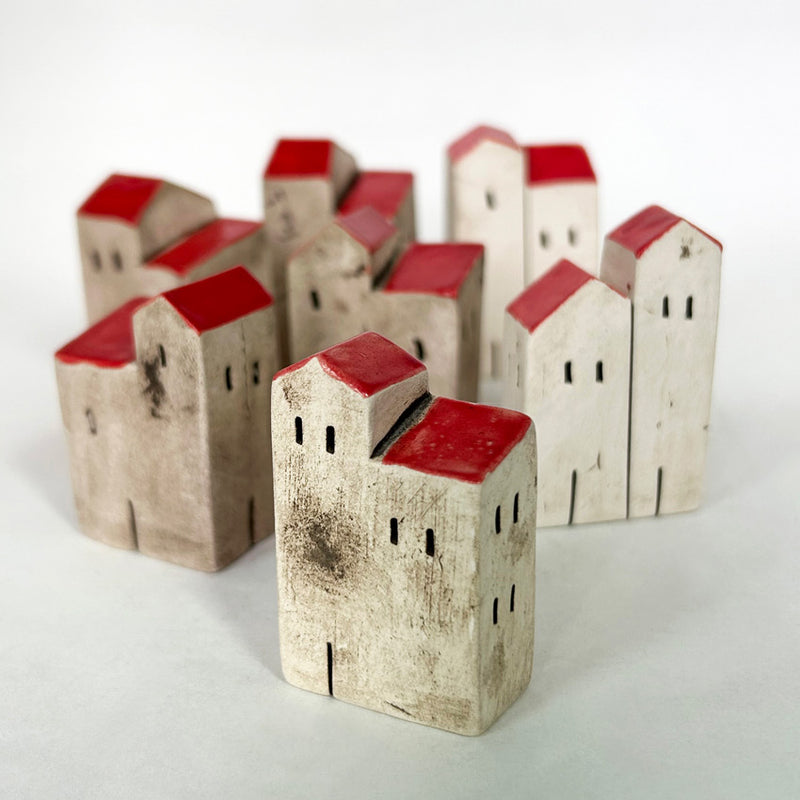 Kirmizi ikiser catili kucuk seramik evler_Small ceramic houses with red double roofs