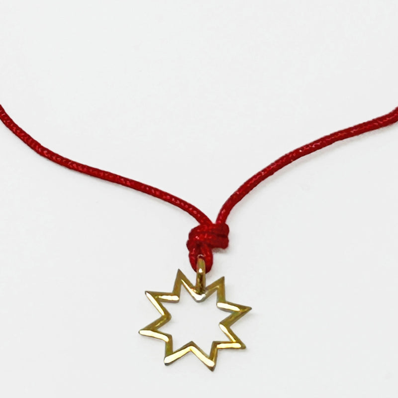 Kirmizi ipte Maras kiliminden alinma yildiz motifli gumus ustu altin kaplama uc_Gold plated silver pendant with star motif taken from a Kahramanmaras rug on red string