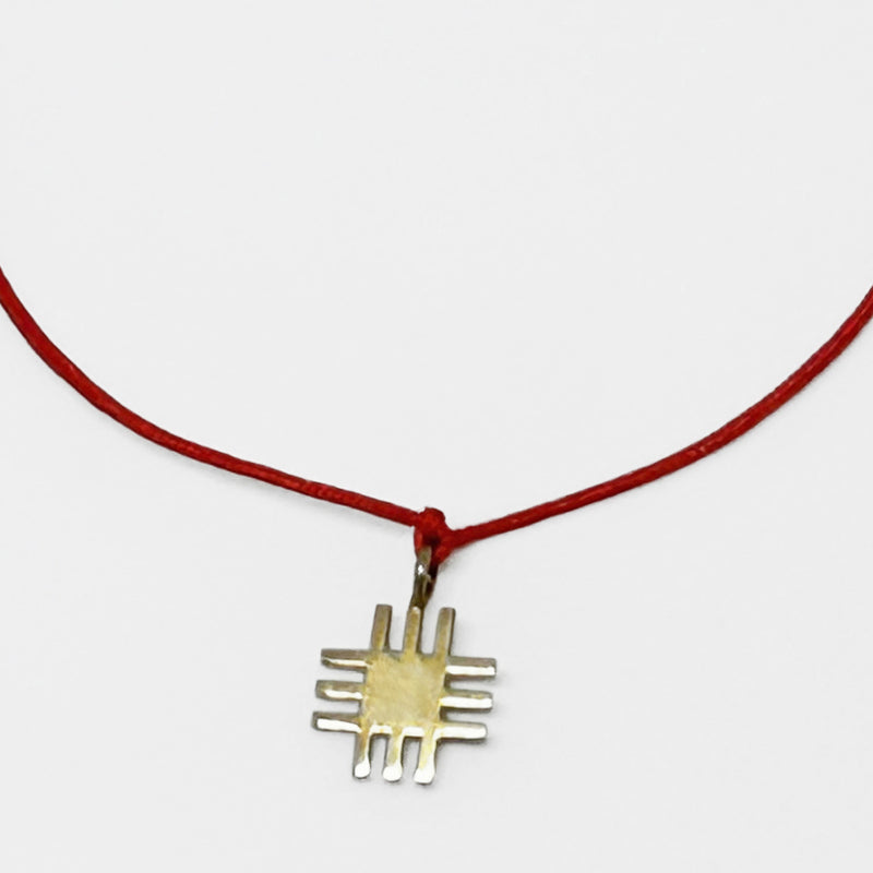 Kirmizi ipte Sivas kiliminden alinma pitrak motifli gumus ustu altin kaplama uc_Gold plated silver pendant with burdock motif taken from a Sivas rug on red string