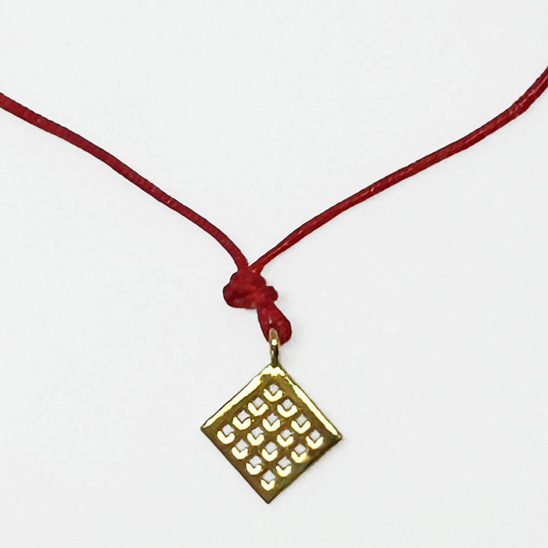 Kirmizi ipte Tokat kiliminden alinma bereket motifli gumus ustu altin kaplama uc_Gold plated silver pendant with fertility motif taken from a Tokat rug on red string