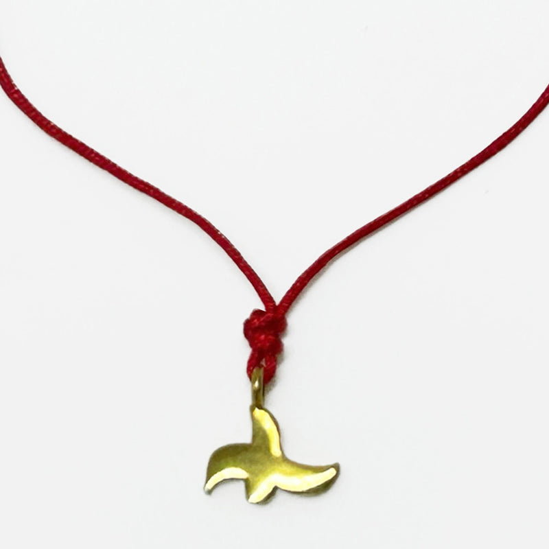 Kirmizi ipte bir Afyon Sandikli kecesinden alinma kus motifli gumus ustu altin kaplama uc_Gold plated silver pendant with bird motif taken from a felt of Afyon on red string