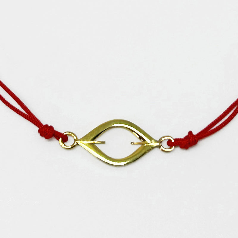 Kirmizi ipte bir Tekirdag Sarkoy kiliminden alinma goz motifli gumus ustu altin kaplama uc_Gold plated silver pendant with eye motif taken from a rug on red string