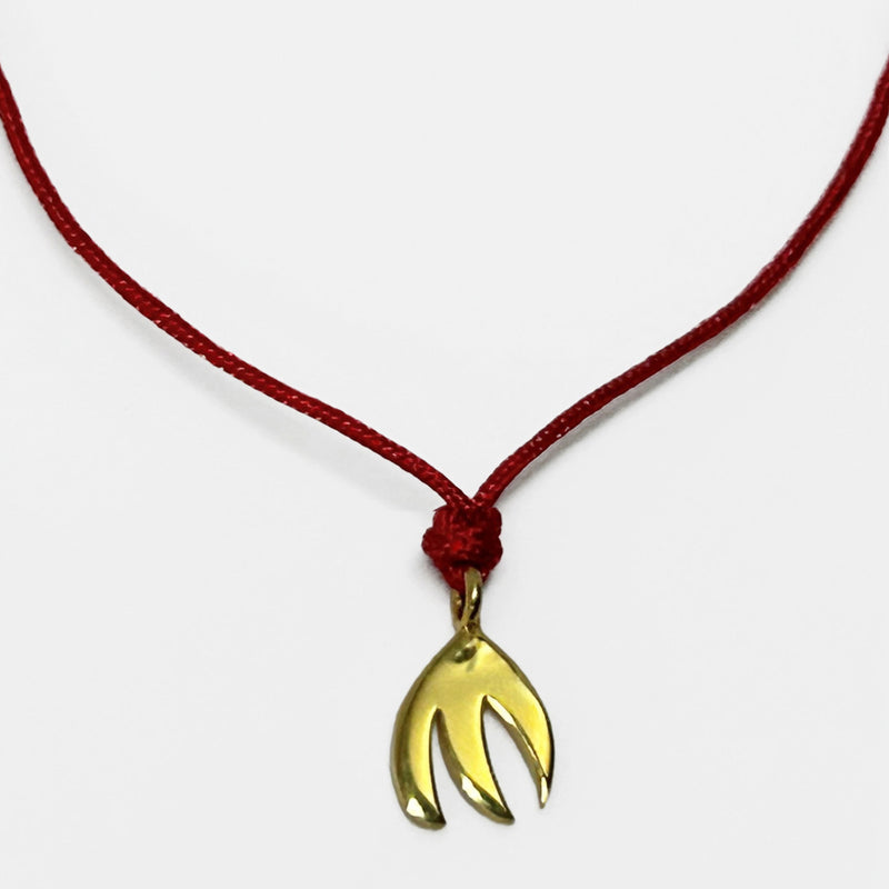 Kirmizi ipte bir Tekirdag kiliminden alinma kus motifli gumus ustu altin kaplama uc_Gold plated silver pendant with bird motif taken from a rug on red string