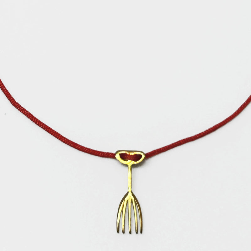 Kirmizi ipte bir dovmeden alinma el parmak tarak motifli gumus ustu altin kaplama uc_Gold plated silver pendant with hand finger and comb motif taken from a tattoo on red string