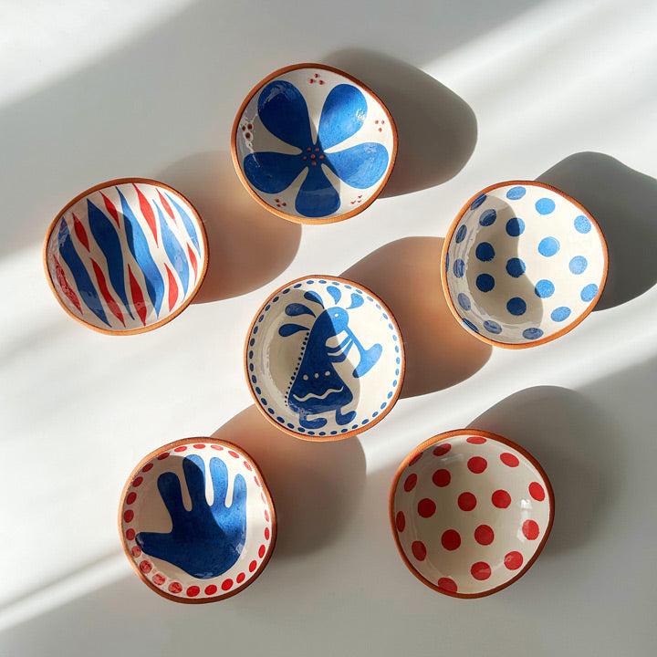 Kirmizi mavi desenli el yapimi seramik tabaklar_Handmade ceramic fancy bowls with red and blue patterns