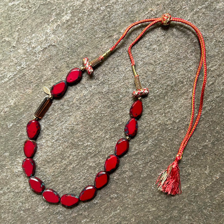 Kirmizi ve kahverengi boncuklu uzunlugu ayarlanabilen kolye_Hand crafted necklace with red and brown glass beads