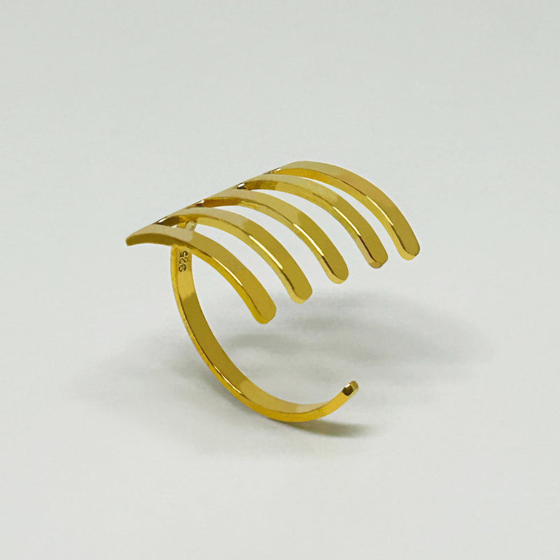Kivrilmis el parmak tarak motifli altin kaplama yuzuk_Gold plated ring in the form of a curled hand finger and comb motif