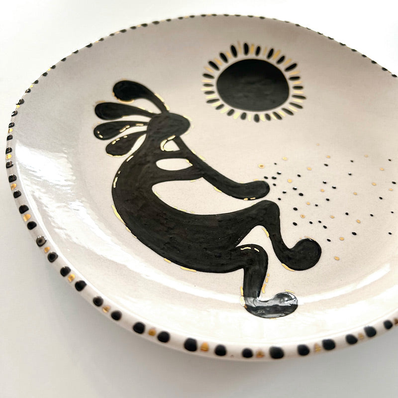 Kizilderili bereket tanrisi ve gunes desenli suslu tabak_Decorated plate with fertility deity